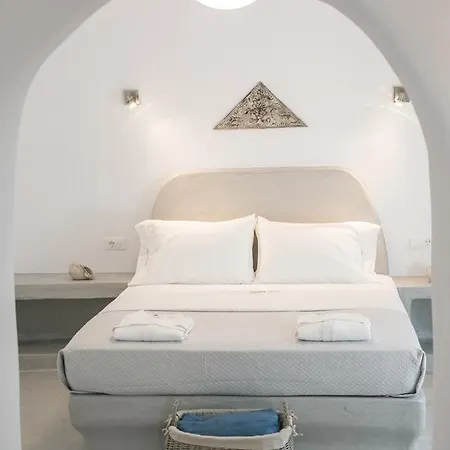 Omikron By Theodora Suites * Oia (Santorini)